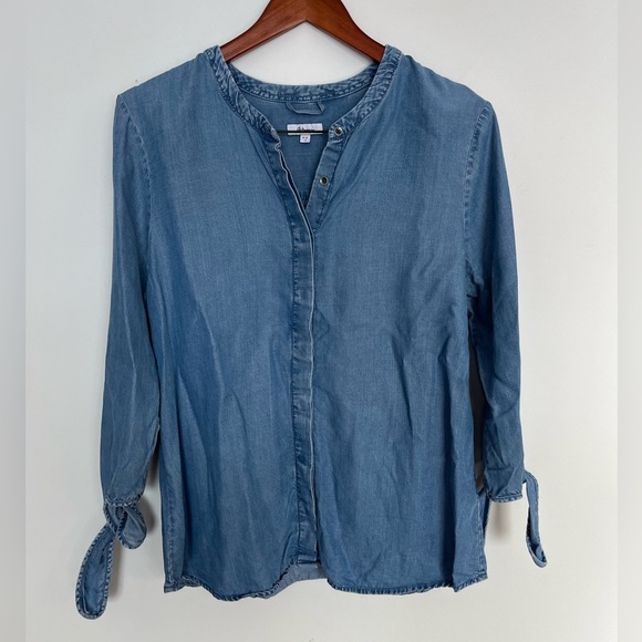 5/20$ Reitmans Blue Denim like Button-Up Blouse size medium - Picture 2 of 6